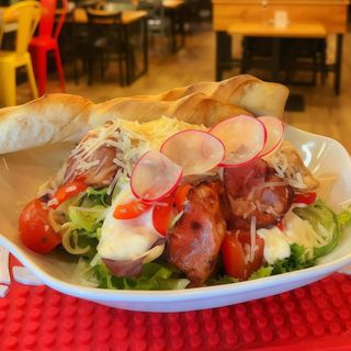 Sałatka z kurczakiem i chipsami z boczku