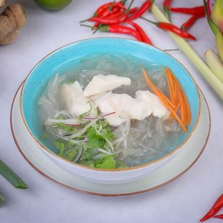 Rosół z makaronem sojowym i kurczakiem