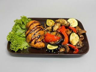 Filet z kurczaka z grillowanymi warzywami