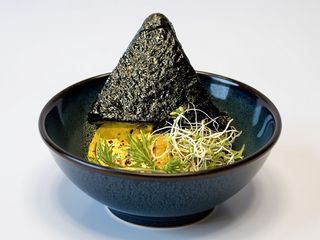 Onigiri z "tuńczykiem" z jackfruita