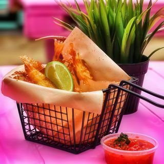 KREWETKI PANIEROWANE + SOS SŁODKIE CHILLI, PIETRUSZKA, LIMONKA