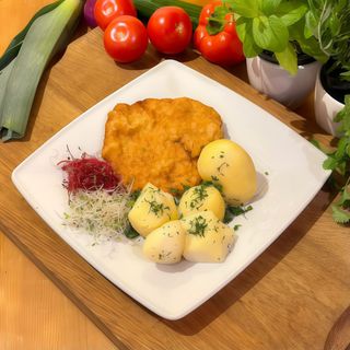 Kotlet Schabowy z dodatkiem i zestawem surówek