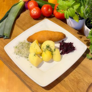 Kotlet de'volaille z dodatkami i zestawem surówek