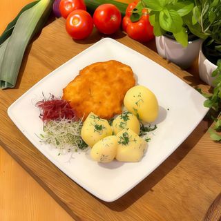 Kotlet drobiowy z dodatkiem i zestawem surówek