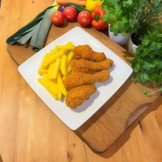 Łagodne Pałeczki z kurczaka w chrupiącej panierce z frytkami