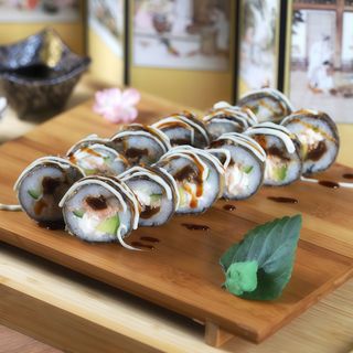 Łosoś Futomaki w tempurze