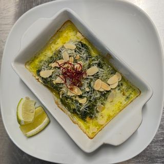 Łosoś zapiekany z sosem szpinakowym