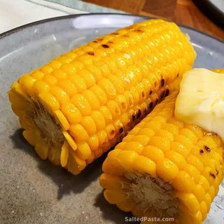 Gorąca kukurydza na grillu (2 połówki)