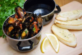 Mule w sosie z białego wina z natką pietruszki i czosnkiem 500g