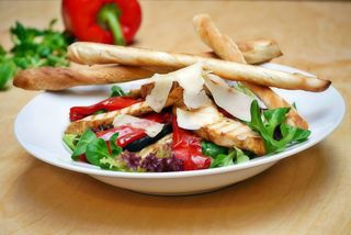 Insalata Con Pollo e Verdure Grigliate