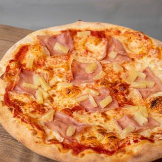 Pizza z szynką i ananasem