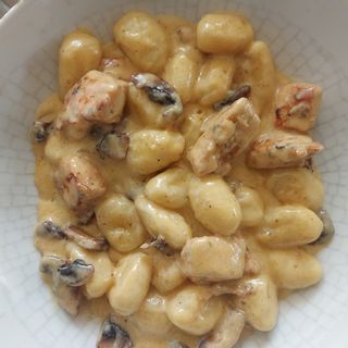 Gnocchi ze śmietaną, piersią z kurczaka i pieczarkami