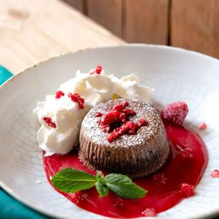 Suflet czekoladowy z musem malinowym