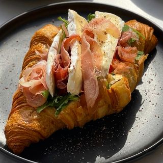 Croissant z camembertem i szynką