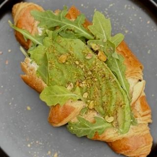 Croissant z awokado