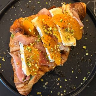 Croissant z Brzoskwinią i Szynką