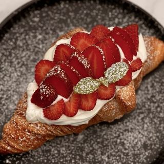 Croissant Truskawkowy