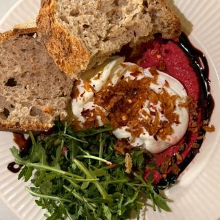 Jajka Poche z Hummusem