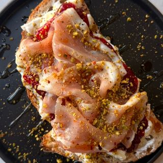 Kanapka z Burratą i Szynką