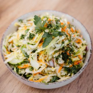 Surówka z białej kapusty z koperkiem