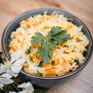 Surówka z kiszonej kapusty