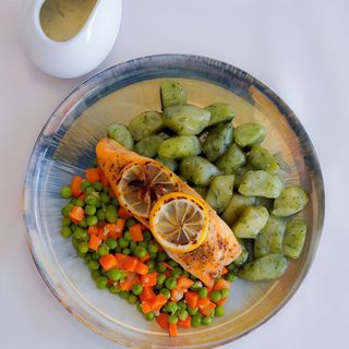 Stek z łososia w sosie koperkowym