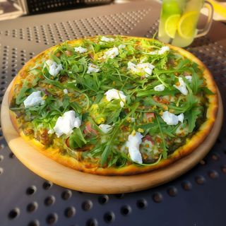 40. Świnka na trawce 24cm