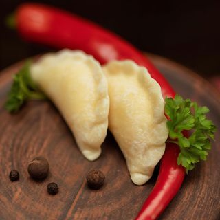 Pierogi po ukraińsku z ziemniakami i twarogiem na słono