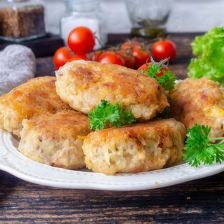 Zestaw obiadowy(Kotlet mielony,puree,surówka z kapusty) Barszcz Gratis