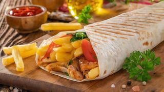 Rollo amerykańska z frytkami średnia