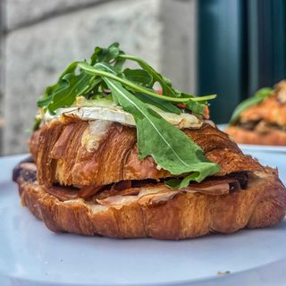 Croissant z kozim serem i szynką