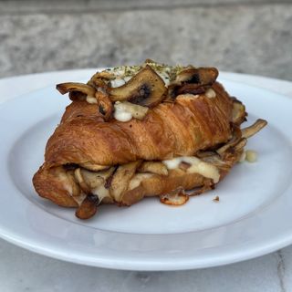 Croissant z pieczarkami i mozzarellą
