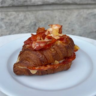 Croissant spianata piccante & cheddar
