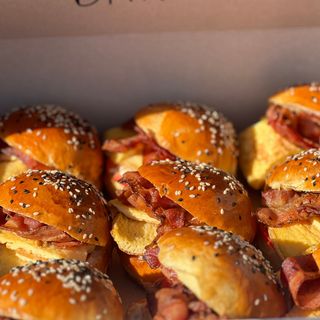 Brioszka bekon & omlet