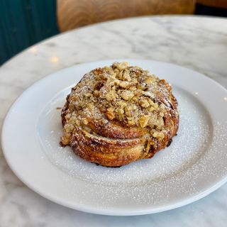 Zapiekana orzechowa bułeczka