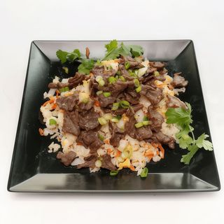 Ryż zasmażany z warzywami i wołowina