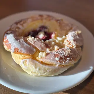 Drożdżówka z truskawkami i budyniem 120 g