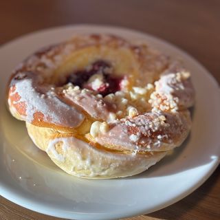 Drożdżówka ze śliwkami i budyniem 120 g