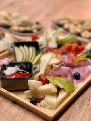 Deska oryginalnych włoskich wędlin i serów