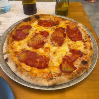 Quattro formaggi e salame piccante