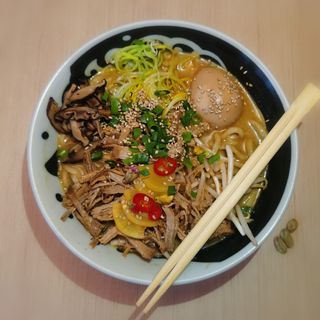 Ramen Pistacjowy z wieprzowina