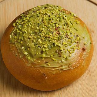 Drożdżówka z nadzieniem pistacjowym