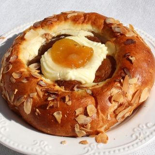 Drożdżówka z morelą i kremowym serkiem