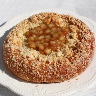 Drożdżówka z budyniem i jabkiem