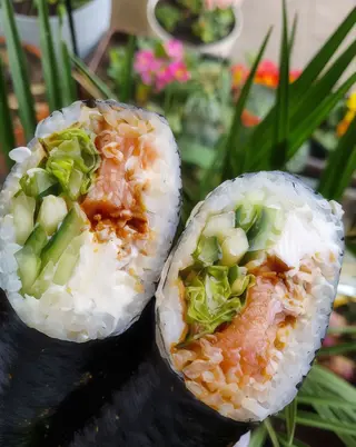 Handroll z łososiem