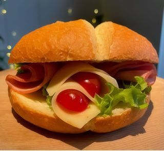 Bułka z serem i szynką 