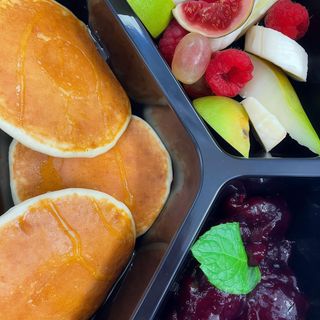 Pancakes x4, dżem + owoce