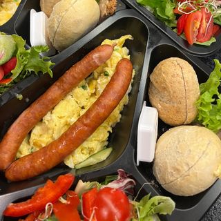 Jajecznica z 3 jaj, 2x mini kiełbaska, sałatka, bułka + masło 