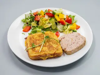 Tost z serem i bekonem, sałatka 