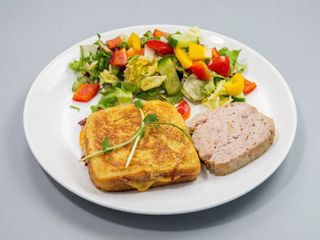 Tost z serem i bekonem, sałatka 